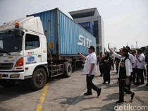 Potret Airlangga dan Sri Mulyani Bereskan Kontainer Menumpuk di Tanjung Priok