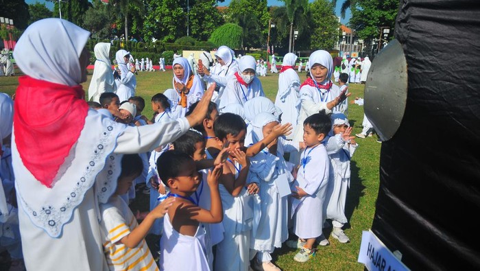 Potret Anak-anak Antusias Ikut Pendidikan Manasik Haji Sejumlah siswa melakukan tawaf atau berjalan mengelilingi kabah sambil berdoa saat mengikuti pendidikan manasik haji anak di Kudus, Jawa Tengah, Sabtu (18/5/2024). Pendidikan manasik haji yang diikuti 758 siswa itu dalam rangka memperkenalkan tata cara melaksanakan ibadah haji sekaligus menumbuhkan motivasi untuk melakukan ibadah haji kepada anak sejak dini. ANTARA FOTO/Yusuf Nugroho/wpa.
