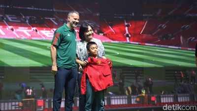 Legenda MU Ryan Giggs Sapa Penggemar di Jakarta
