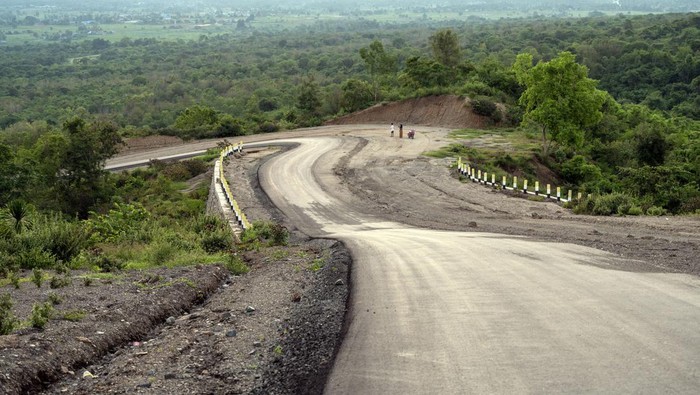 Warga berdiri di ruas jalan yang baru dibuka di Desa Bora, Sigi, Sulawesi Tengah, Jumat (17/5/2024). Pemerintah Provinsi Sulteng membuka ruas jalan sepanjang 22 kilometer yang menghubungkan ibu kota kabupaten itu dengan sejumlah desa menggunakan APBD Sulteng senilai Rp63 miliar untuk memperlancar akses pasar dari kantong-kantong produksi dan distribusi logistik,  sekaligus memudahkan warga dalam pelayanan administrasi pemerintahan. ANTARA FOTO/Basri Marzuki/rwa.