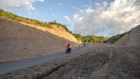 Pengendara sepeda motor melintasi ruas jalan yang baru dibuka dan masih dalam proses pengerjaan di Desa Bora, Sigi, Sulawesi Tengah, Jumat (17/5/2024).