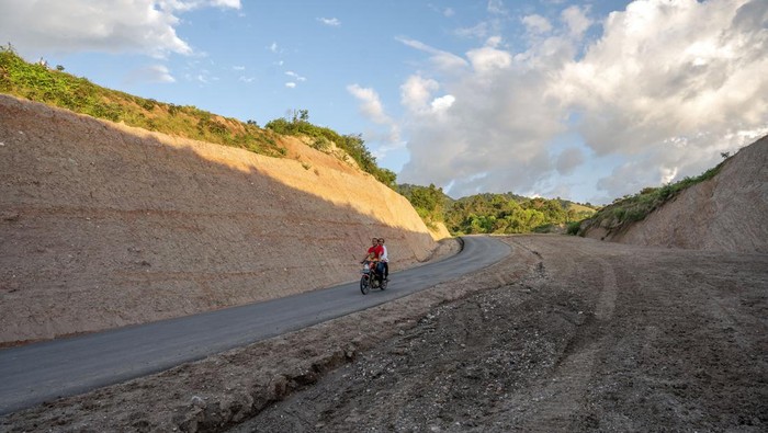 Warga berdiri di ruas jalan yang baru dibuka di Desa Bora, Sigi, Sulawesi Tengah, Jumat (17/5/2024). Pemerintah Provinsi Sulteng membuka ruas jalan sepanjang 22 kilometer yang menghubungkan ibu kota kabupaten itu dengan sejumlah desa menggunakan APBD Sulteng senilai Rp63 miliar untuk memperlancar akses pasar dari kantong-kantong produksi dan distribusi logistik,  sekaligus memudahkan warga dalam pelayanan administrasi pemerintahan. ANTARA FOTO/Basri Marzuki/rwa.