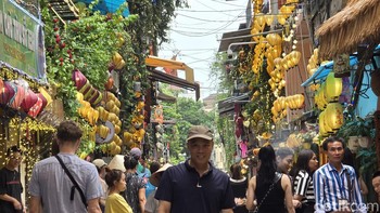 Nah, kalau ini penampakan street train Hanoi yang terkenal. Kalau kereta belum lewat, banyak turis yang berfoto di tengah rel. Tapi saat kereta datang, jangankan di tengah, duduk saja harus mepet pinggir jalan! Foto: detikINET/Aisyah Kamaliah