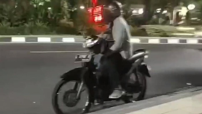 Pria pamer kelamin di Tugu Bambu Runcing Surabaya