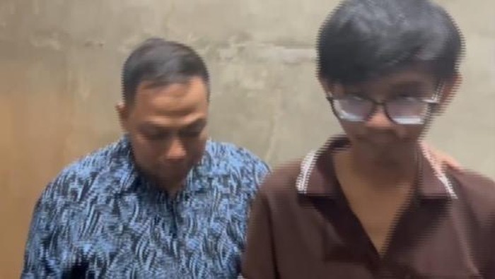 Pria yang diduga teror hingga lecehkan teman SMPnya selama 10 tahun di Surabaya (kanan)pelaku pelecehan teman SMP