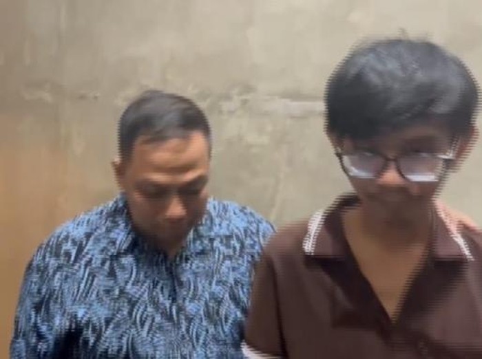 Pria yang diduga teror hingga lecehkan teman SMPnya selama 10 tahun di Surabaya (kanan)pelaku pelecehan teman SMP