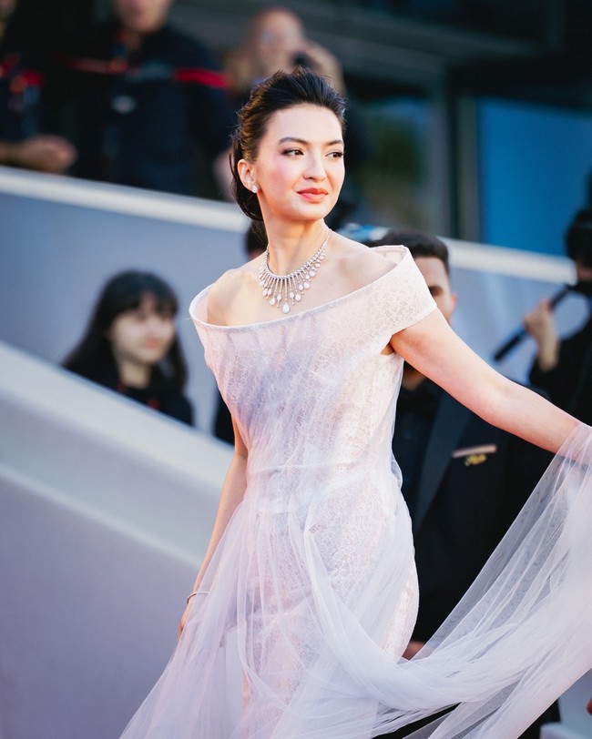 Dalam unggahan yang dibagikannya, bintang 5 cm itu menonton pemutaran film perdana Kind of Kindess bersama para bintangnya, termasuk Emma Stone.  Foto: Dok. Artist International Group