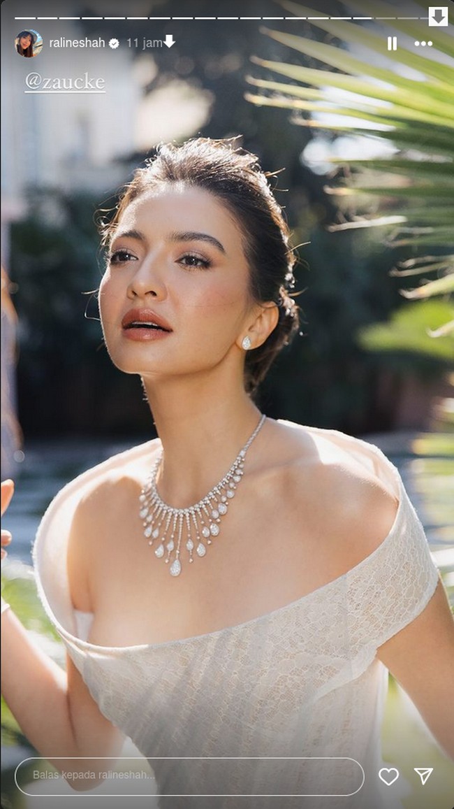 Untuk riasan, wanita 39 tahun tersebut terlihat menerapkan makeup flawless dengan lipstik nude kecokelatan. Sedangkan rambutnya ditata cepol. Foto: Instagram @ralineshah