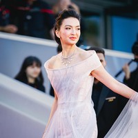 Dalam unggahan yang dibagikannya, bintang 5 cm itu menonton pemutaran film perdana Kind of Kindess bersama para bintangnya, termasuk Emma Stone.  Foto: Dok. Artist International Group