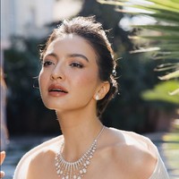 Untuk riasan, wanita 39 tahun tersebut terlihat menerapkan makeup flawless dengan lipstik nude kecokelatan. Sedangkan rambutnya ditata cepol. Foto: Instagram @ralineshah