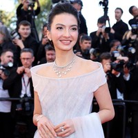 Bintang film ‘Orang Kaya Baru’ ini memilih riasan wajah tipis bernuansa pink. Penampilannya semakin anggun dengan sanggul modern yang dibuat bervolume di bagian depan. Foto: Dok. Artist International Group