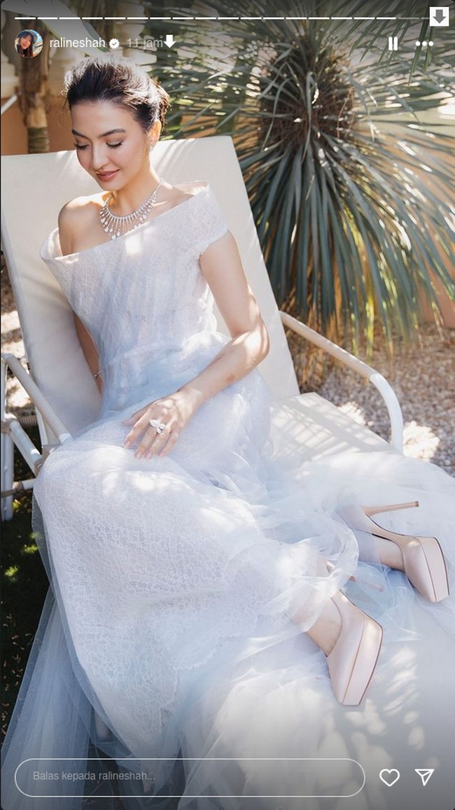 Dalam kesempatan tersebut, Raline Shah tersebut memilih gaun keluaran desainer lokal, Stella Rissa, yang juga merancang baju Puri Marino ketika datang di acara yang sama. Busana warna putih yang membuat Raline tampil bak dewi itu dipadukan dengan serangkaian aksesori mewah dari brand-brand kenamaan. Foto: Instagram @ralineshah