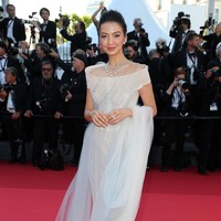 Raline Shah mengenakan gaun putih karya Stella Rissa. Gaun model off-shoulder ini membuat penampilannya tampak anggun karena terbuat dari material lace yang dilapisi tulle. Gayanya semakin mewah dengan satu set perhisan berlian. Foto: Dok. Artist International Group