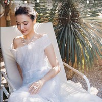 Dalam kesempatan tersebut, Raline Shah tersebut memilih gaun keluaran desainer lokal, Stella Rissa, yang juga merancang baju Puri Marino ketika datang di acara yang sama. Busana warna putih yang membuat Raline tampil bak dewi itu dipadukan dengan serangkaian aksesori mewah dari brand-brand kenamaan. Foto: Instagram @ralineshah