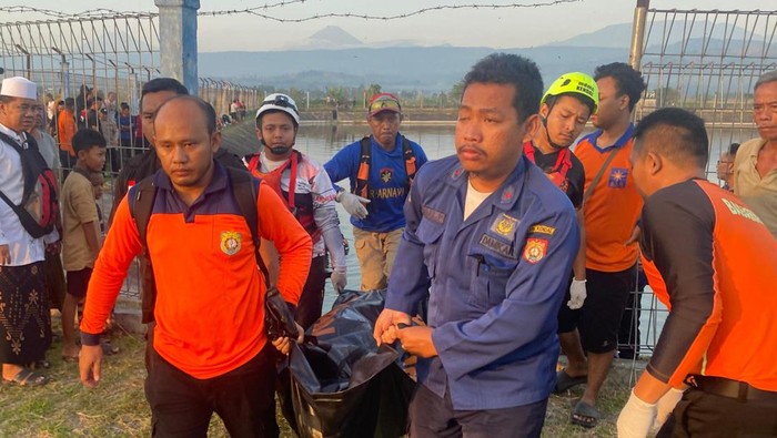 Korban dievakuasi petugas BPBD kendal.