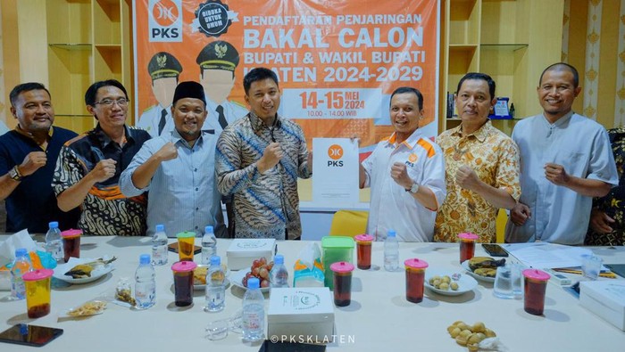 Ridwan Hanif mengambil formulir pendaftaran di kantor DPD PKS Klaten, Sabtu (18/5/2024).