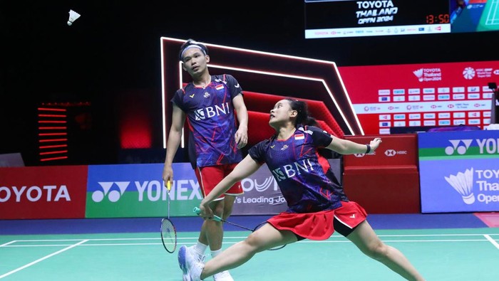Rinov Rivaldy/Pitha Haningtyas Mentari terhenti di semifinal Thailand Open 2024.