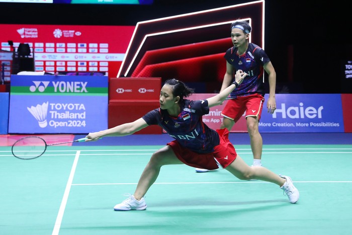 Rinov Rivaldy/Pitha Haningtyas Mentari terhenti di semifinal Thailand Open 2024.