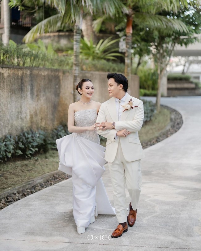 Tanpa dasi, penampilan putra sulung komedian Sule ini terlihat lebih sophisticated dengan pin rantai vintage. Dia juga mengenakan korsase bergaya rustic. Foto: Instagram @rizkyfbian