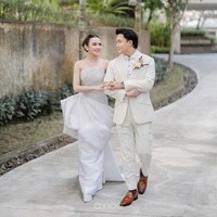 Tanpa dasi, penampilan putra sulung komedian Sule ini terlihat lebih sophisticated dengan pin rantai vintage. Dia juga mengenakan korsase bergaya rustic. Foto: Instagram @rizkyfbian