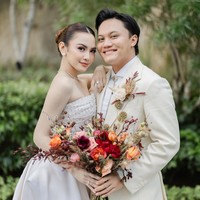 Rambut Mahalini ditata dengan sanggul gelung bervolume, sementara bagian depan dibuat sleek. Foto: Instagram @rizkyfbian