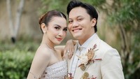 Pasangan yang menikah pada (10/5) itu terlihat memakai gaun dan jas berwarna putih gading. Foto: dok. Instagram Bridestory (@axioo @williamliee @bystevengun)