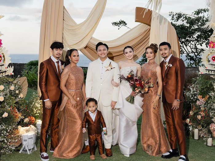 Rizky Febian dan Mahalini Rizky Febian dan Mahalini menggelar acara di Bali.