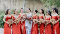 Mahalini bersama bridesmaid, kali ini ada wajah Nia Ramadhani dan penyanyi Rossa. Foto: dok. Instagram Bridestory (@axioo @williamliee @bystevengun)