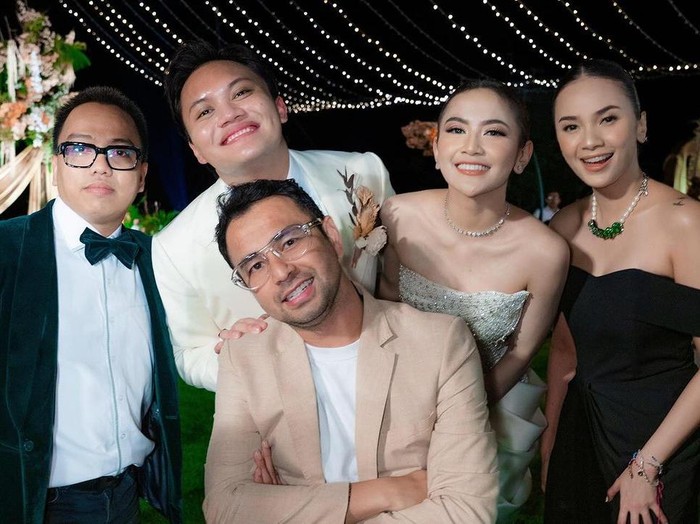 Rizky Febian dan Mahalini Rizky Febian dan Mahalini menggelar acara di Bali.