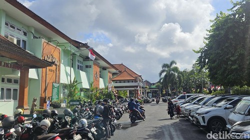 Suasana RSUD Klungkung yang selalu ramai.