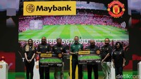 Manchester United Partnerships Director Xana Evans, Head Cards Group Community Financial Services Maybank B Ravintharan, President & Group CEO Maybank Dato Khairussaleh Ramli, Pesepak Bola Legendaris Manchester United Ryan Giggs, Chairman Maybank Group Tan Sri Dato Sri Ir. Zamzamzairani Mohd Isa, Direktur Community Financial Services dan Pjs. Presiden Direktur Maybank Indonesia Steffano Ridwan, serta Country Manager Visa Indonesia Vira Widiyasari berfoto bersama di tengah peluncuran Maybank Kartu Kredit Manchester United.