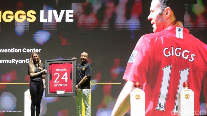 Maybank meluncurkan kartu kredit Manchester United. Acara ini dihadiri legenda MU Ryan Giggs di JCC Senayan, Jakarta, Sabtu (18/5/2024).