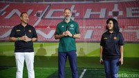 Legenda klub sepakbola Manchester United Ryan Giggs melakukan jumpa fans di JCC Senayan, Jakarta, Sabtu (18/5/2024). Giggs hadir dalam acara peluncuran kartu kredit Maybank yang berkolaborasi dengan Manchester United.