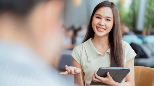 Ilustrasi sales, personal selling, menawarkan produk.