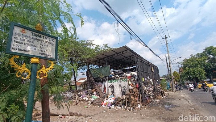 Penumpukan sampah di depo Pengok, Gondokusuman, Kota Jogja, Jumat (17/5/2024).