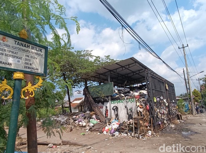 Penumpukan sampah di depo Pengok, Gondokusuman, Kota Jogja, Jumat (17/5/2024).