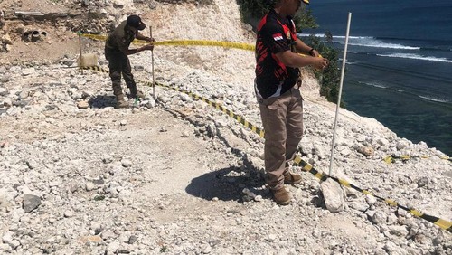 Satpol PP Badung menghentikan sementara proyek pengerukan tebing batu kapur yang akan dibangun hotel di Desa Pecatu, Kecamatan Kuta Selatan, Badung, Bali. (Foto: Satpol PP Badung)