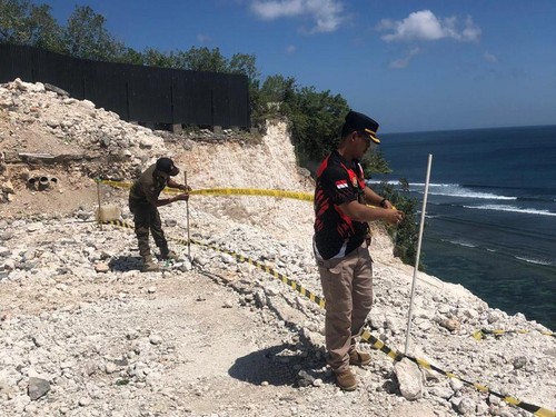 Satpol PP Badung menghentikan sementara proyek pengerukan tebing batu kapur yang akan dibangun hotel di Desa Pecatu, Kecamatan Kuta Selatan, Badung, Bali. (Foto: Satpol PP Badung)