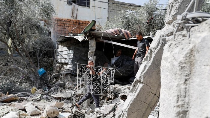 Serangan Udara Israel Hantam Kamp Pengungsi di Jenin Palestinians inspect damage in the aftermath of an Israeli air strike on Jenin camp in the Israeli-occupied West Bank, May 18, 2024. REUTERS /Raneen Sawafta