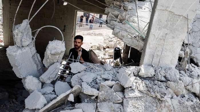 Serangan Udara Israel Hantam Kamp Pengungsi di Jenin Palestinians inspect damage in the aftermath of an Israeli air strike on Jenin camp in the Israeli-occupied West Bank, May 18, 2024. REUTERS /Raneen Sawafta