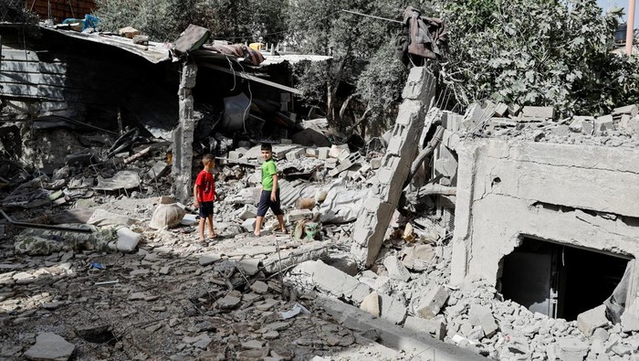Serangan Udara Israel Hantam Kamp Pengungsi di Jenin Palestinians inspect damage in the aftermath of an Israeli air strike on Jenin camp in the Israeli-occupied West Bank, May 18, 2024. REUTERS /Raneen Sawafta