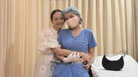 Enzy dikenal sebagai pesinetron hingga pembawa acara di Tanah Air. Untuk menjaga kesehatan dan proporsi tubuhnya, ia berkonsultasi dengan dokter gizi terkenal, dokter Cissie. Foto: Instagram enzystoria