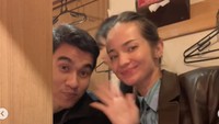Liburan ke Jepang bareng suami, Enzy pun tak melewatkan cicip makanan Jepang yang enak. Mereka santap di restoran ramen terkenal. Foto: Instagram enzystoria