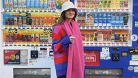 Momen kulineran Enzy lainnya di Jepang adalah saat ia pose di depan vending machine. Ada banyak produk makanan dan minuman unik yang bisa ditemui di vending machine Jepang. Foto: Instagram enzystoria