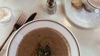 Sesekali Enzy juga mengunggah foto makanan. Saat di Washington, DC, ia mencoba sup krim dengan sekeranjang roti. Foto: Instagram enzystoria