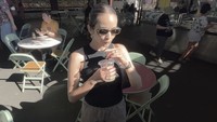 Sippin’ on sunshine, tulis Enzy di keterangan foto. Ia menyesap minuman segar saat berkunjung ke Farmers Market The Grove, Los Angeles. Foto: Instagram enzystoria