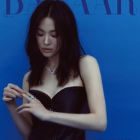 Berbalut twill dress hitam, yang mengekspos area dada. Aktris 42 tahun itu kali ini memakai koleksi perhiasan Chaumet dengan potongan batu safir berwarna biru. Harga kalungnya sendiri bernilai £85,300 atau Rp 1,7 miliar di situs resmi Chaumet. Foto: dok. Harpers Bazaar Korea