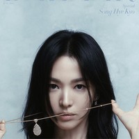 Bentuk kalung yang menyerupai dasi jadi statement penampilan Song Hye Kyo di pemotretan Harper’s Bazaar Korea. Kalung emasnya bernilai £26,700 (Rp 541 juta) sedangkan cincinnya £11,300 (Rp 229 juta). Foto: dok. Harpers Bazaar Korea