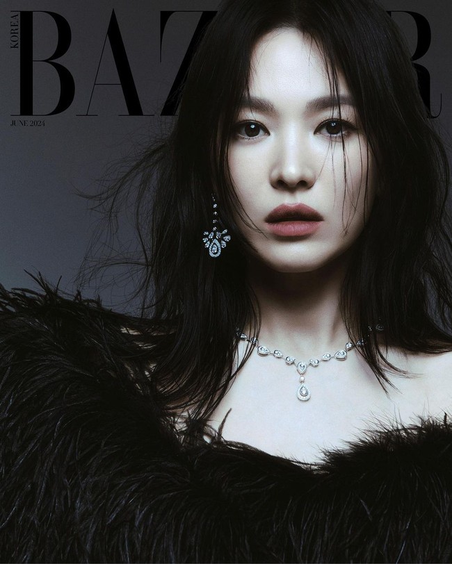 Dalam foto lain, Song Hye Kyo tampil bak black swan dengan atasan hitam dan riasan  smokey eyes. Penampilannya disempurnakan koleksi kalung JOSÉPHINE AIGRETTE IMPÉRIALE Chaumet yang tak kalah mewah seharga £92,400 atau setara Rp 1,8 miliar. Kalung tersebut memiliki potongan berlian dan mutiara di tengahnya. Foto: dok. Harpers Bazaar Korea