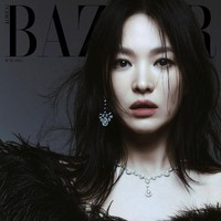 Dalam foto lain, Song Hye Kyo tampil bak black swan dengan atasan hitam dan riasan  smokey eyes. Penampilannya disempurnakan koleksi kalung JOSÉPHINE AIGRETTE IMPÉRIALE Chaumet yang tak kalah mewah seharga £92,400 atau setara Rp 1,8 miliar. Kalung tersebut memiliki potongan berlian dan mutiara di tengahnya. Foto: dok. Harpers Bazaar Korea